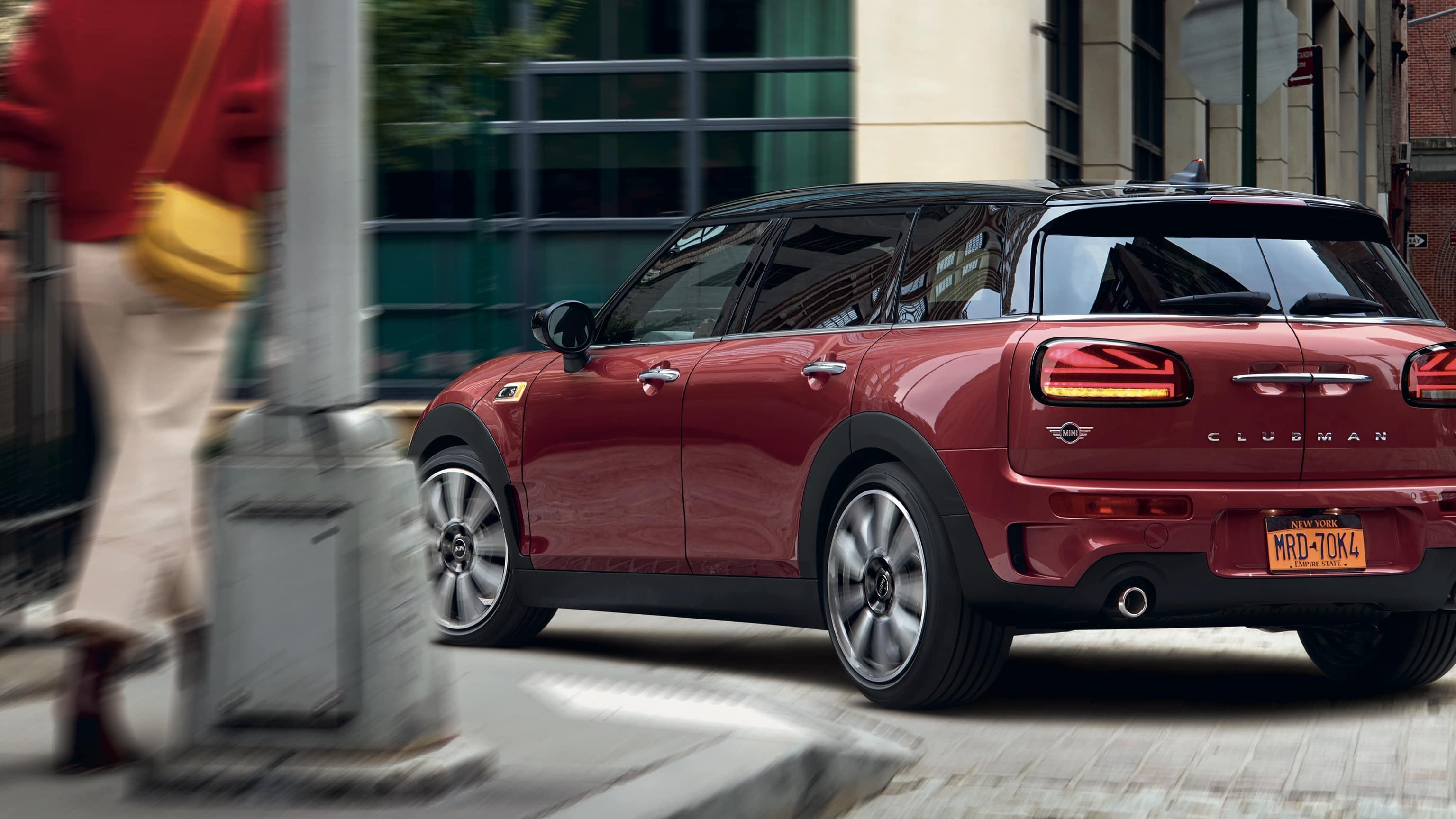 MINI Clubman – rouge et noir – vue de derrière avec feu arrière Union Jack MINI Clubman – rouge et noir – vue de derrière avec feu arrière Union Jack